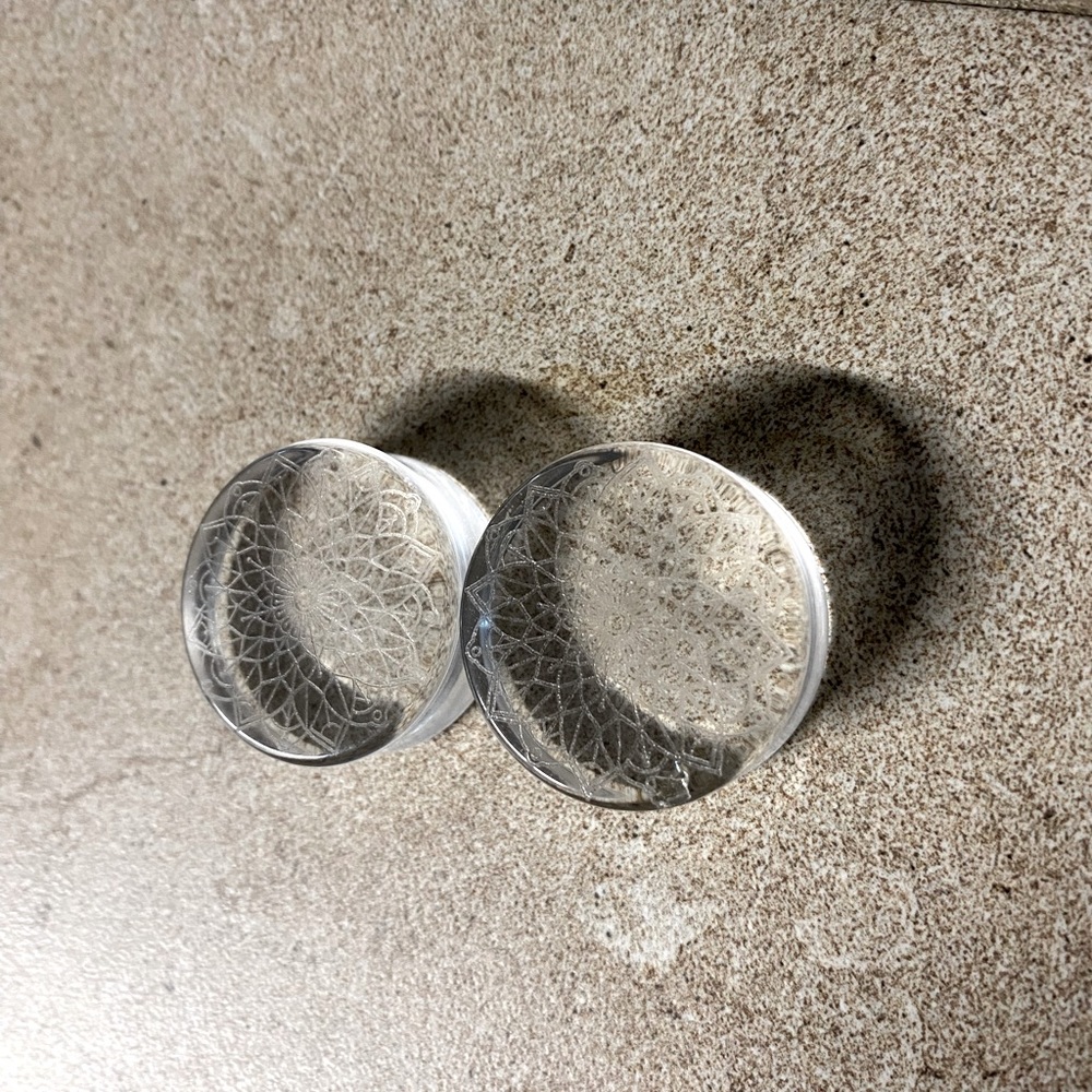 Glass plugs